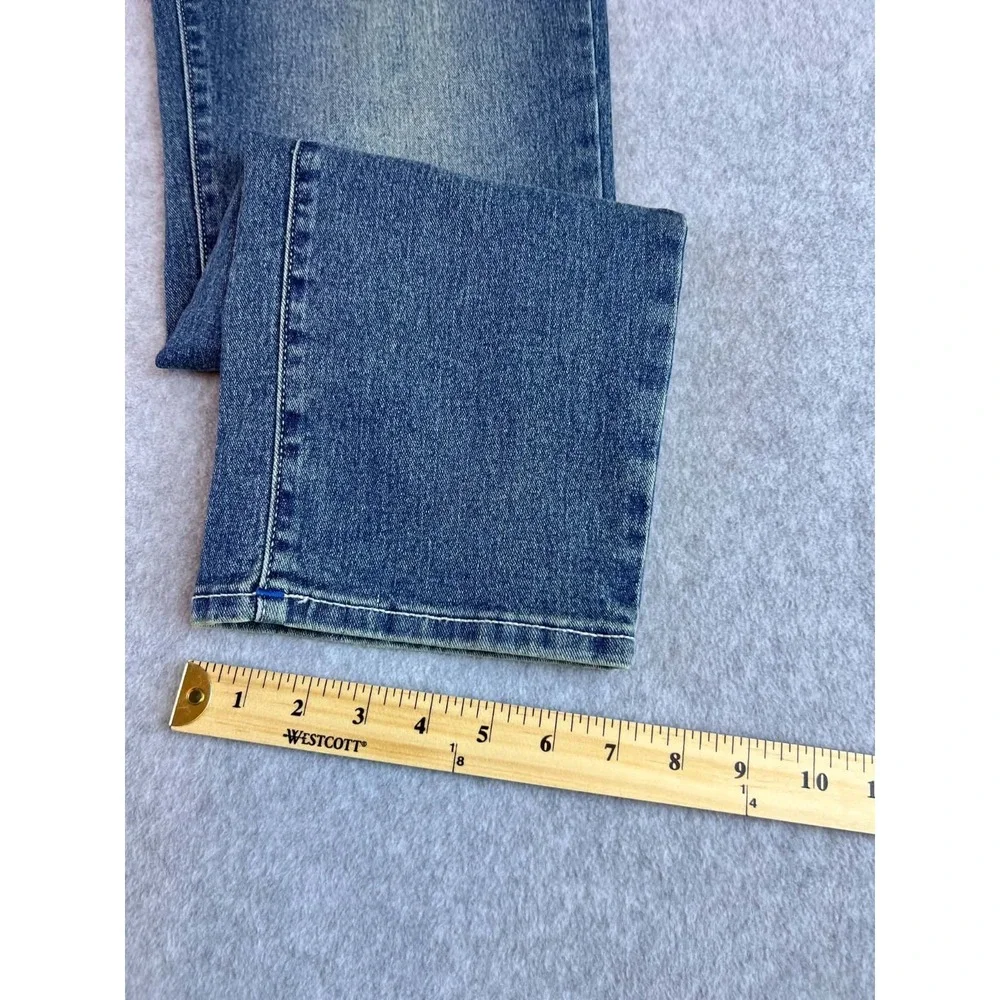 True Religion Men's 32x32 Geno Relaxed Slim Jeans Medium Wash NWT Flap Pocket.
